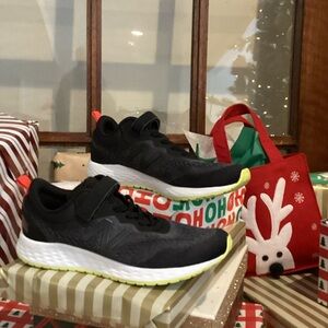 New Balance Fresh Foam Arishi-black with lemon slush and neo flame.